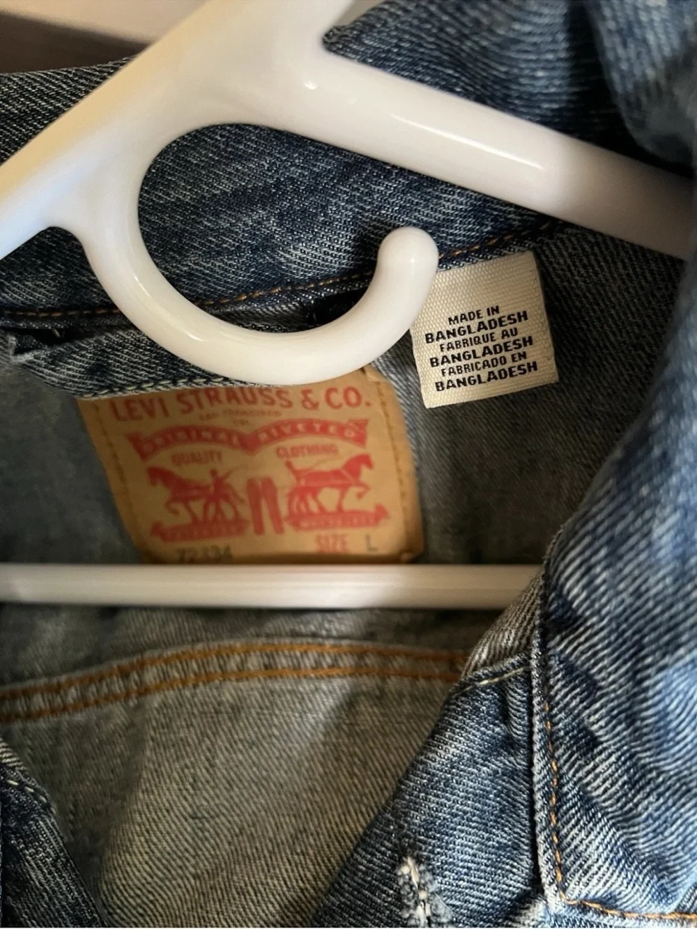 Custom Embroidered Levi's Denim Trucker Jacket Size L Pink Iguana Graphic 72334